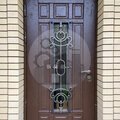 входная дверь в загородный коттедж